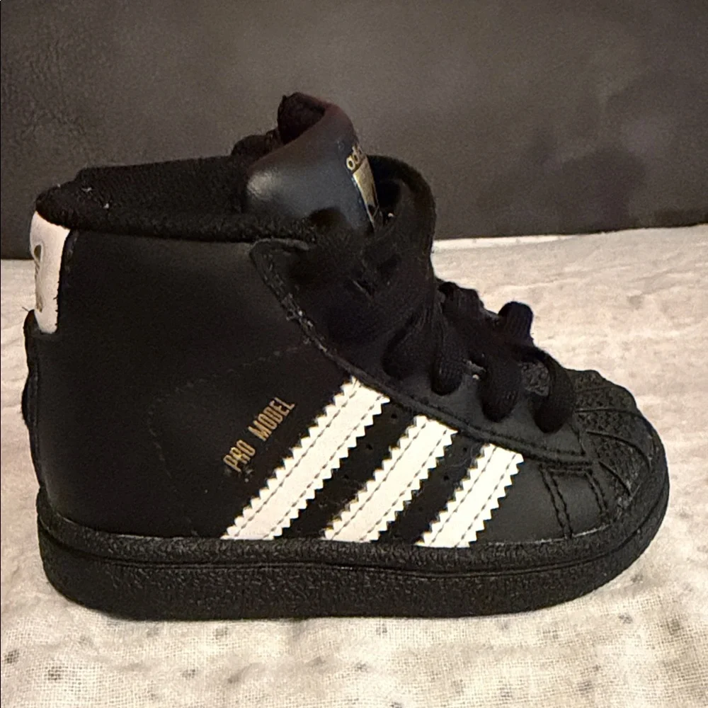 Adidas Kids Black Sneakers with Gold Details toddler size 4K